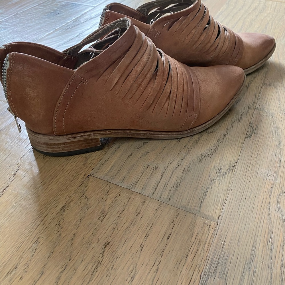Free People Taupe Leather shoes Size 8. GUC.
